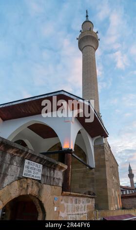 Merzifon, Turquie - 27 novembre 2022 : vue verticale de la mosquée Merzifonlu Kara Mustafa Pasa. La mosquée est une attraction touristique populaire. Banque D'Images