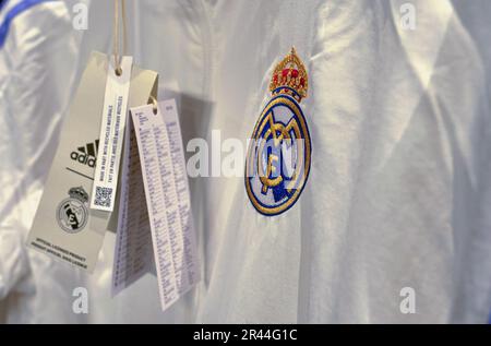 Souvenirs en vente dans le magasin officiel du FC Real Madrid à l'arène Santiago Bernabeu Banque D'Images