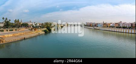 Vue panoramique sur le fleuve Guadalquivir avec Triana et Torre del Oro (Tour d'Or) - Séville, Andalousie, Espagne Banque D'Images