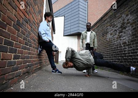 Célébrez les artistes les plus innovants et les plus inspirants du hip hop aujourd'hui .Breakin Convention présente le collectif The Ruggeds, le champion du monde de Breaking aux pays-Bas, au Sadler's Wells Theatre avec la première britannique de State Shift les 26 et 27 mai 2023 .The Netherlands - Based Dance collective , Les deux sont chorégraphiées par Roy Overdijk , y compris les tours solo et duet Waterconfrères. La soirée est accompagnée de musique de Jessy Boi beige Kemper. Ils se défient dans un flux de mouvements et de danse dans une mer de liberté, de force, d'élégance et de tranquillité ... Banque D'Images