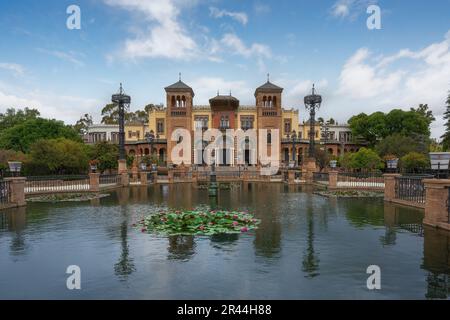 Plaza de America Central Pond et Mudejar Pavilion au Parc Maria Luisa - Séville, Andalousie, Espagne Banque D'Images