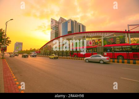 belle vue du soir des stations de bus de métro zone bleue islamabad. Banque D'Images