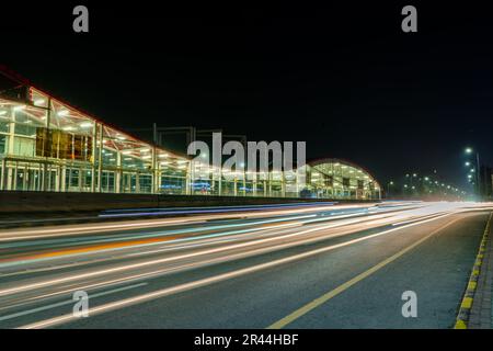 belle vue de nuit des stations de bus de métro islamabad longue exposition des lumières de sentier. Banque D'Images