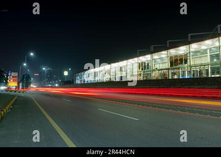 belle vue de nuit des stations de bus de métro islamabad longue exposition des lumières de sentier. Banque D'Images