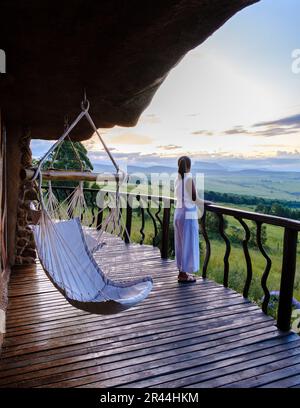 Femmes asiatiques lors d'une randonnée dans les montagnes, Drakensberg Mountain Afrique du Sud, Central Drakensberg Kwazulu Natal, vue sur les montagnes vertes en Afrique du Sud au coucher du soleil Banque D'Images