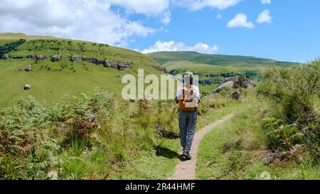 Des femmes asiatiques en randonnée dans les montagnes, Drakensberg Mountain Afrique du Sud, Drakensberg Kwazulu Natal Central Banque D'Images