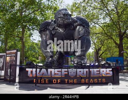 Londres, Royaume-Uni. 26th mai 2023. Une statue d'Optimus Primal. D'énormes Transformers ont été installés à Leicester Square avant la première du prochain film de la série, Transformers: Rise of the Beasts. Credit: Vuk Valcic/Alamy Live News Banque D'Images