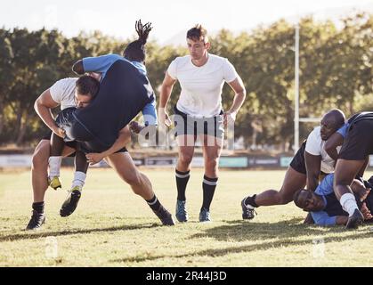 Rugby, sports et hommes s'attaquent au ballon sur le terrain pour le match, la pratique et le match en tournoi ou en compétition. Fitness, travail d'équipe et joueurs Banque D'Images
