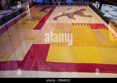 Bannière de la conquête de Séville (Pendon de San Fernando) à l'intérieur de la cathédrale de Séville - Séville, Andalousie, Espagne Banque D'Images
