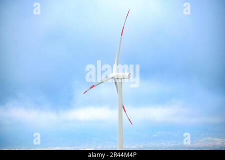 Éoliennes éoliennes sur une colline en Sicile avec un fond ciel clair et bleu clair. Banque D'Images