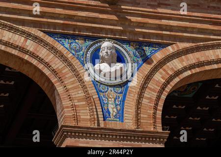 Médaillon décoratif avec l'effigie d'Isabella I de Castille (Reine Isabel la Catolica) à la Plaza de Espana - Séville, Andalousie, Espagne Banque D'Images