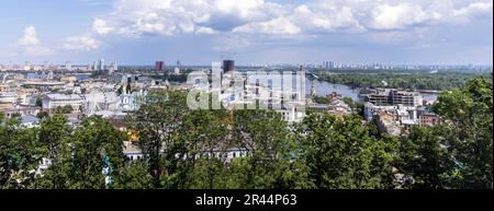 Kiev, Ukraine. 25th mai 2023. La rivière Dnipro et le nord de Kiev depuis la terrasse d'observation de l'allée de ArtistsÃ à Kiev, en Ukraine, sur 25 mai 2023. Les forces armées de UkraineÃs ont réussi à mettre au pied 36 drones entrants des troupes russes lancées lors d'une attaque sur la ville la nuit précédente. (Credit image: © Daniel Carde/ZUMA Press Wire) USAGE ÉDITORIAL SEULEMENT! Non destiné À un usage commercial ! Banque D'Images