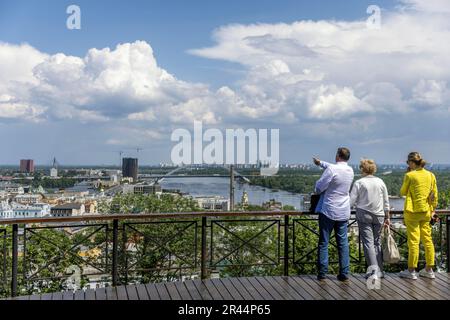 Kiev, Ukraine. 25th mai 2023. Les gens regardent de l'autre côté de la rivière Dnipro depuis la terrasse d'observation de l'allée de ArtistsÃ à Kiev, en Ukraine, sur 25 mai 2023. Les forces armées de UkraineÃs ont réussi à mettre au pied 36 drones entrants des troupes russes lancées lors d'une attaque sur la ville la nuit précédente. (Credit image: © Daniel Carde/ZUMA Press Wire) USAGE ÉDITORIAL SEULEMENT! Non destiné À un usage commercial ! Banque D'Images