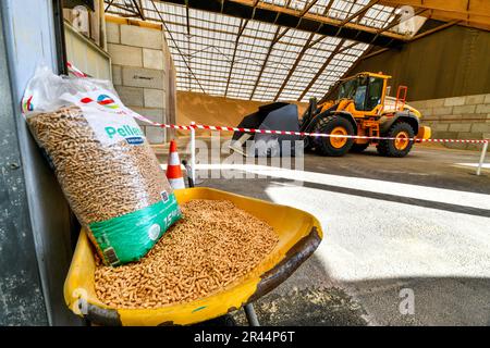 Grand-Couronne (Normandie, Nord de la France) : site de TotalEnergies où les granulés de bois sont mis en sacs et chargés Banque D'Images