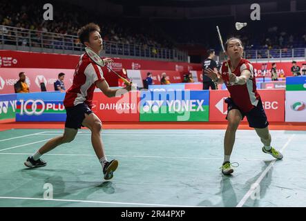 Kuala Lumpur, Malaisie. 25th mai 2023. Jiang Zhen Bang (L) et Wei ya Xin (R) de Chine jouent contre Praveen Jordanie et Melati Daeva Oktavianti de l'Indonésie pendant le match mixte double deuxième tour des Perodua Malaysia Masters 2023 à Axiata Arena. Jiang Zhen Bang et Wei ya Xin de Chine ont gagné avec des partitions; 16/21/21 : 21/13/14. (Photo de Wong Fok Loy/SOPA Images/Sipa USA) Credit: SIPA USA/Alay Live News Banque D'Images