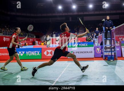 Kuala Lumpur, Malaisie. 25th mai 2023. Jiang Zhen Bang (R) et Wei ya Xin (L) de Chine jouent contre Praveen Jordanie et Melati Daeva Oktavianti de l'Indonésie pendant le match mixte double deuxième tour des Perodua Malaysia Masters 2023 à Axiata Arena. Jiang Zhen Bang et Wei ya Xin de Chine ont gagné avec des partitions; 16/21/21 : 21/13/14. (Photo de Wong Fok Loy/SOPA Images/Sipa USA) Credit: SIPA USA/Alay Live News Banque D'Images