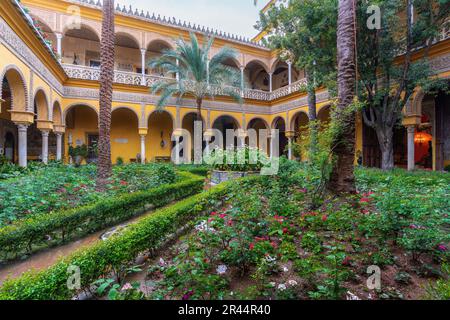 Cour principale du palais Las Duenas (Palacio de las Duenas) - Séville, Andalousie, Espagne Banque D'Images