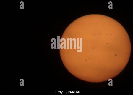 Le spot solaire géant AR3311 et AR3310 est quatre fois plus grand que la terre! Ne regardez pas le soleil directement avec le filtre solaire. La zone de haute pression qui a entraîné de belles conditions dans tout le Royaume-Uni au cours des derniers jours devrait persister pendant le week-end des vacances bancaires et jusqu'à la semaine prochaine, a déclaré le met Office. Il y a donc de bonnes chances de voir les taches solaires au coucher du soleil. Newcastle upon Tyne, Royaume-Uni. 26th mai 2023. Credit: DEW/Alamy Live News Banque D'Images