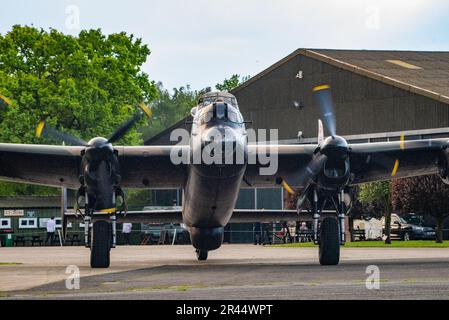 Avro Lancaster juste Jane pendant le vol commémoratif de la bataille de Grande-Bretagne commémorant le 80th anniversaire de l'opération chastaise, Lincolnshire Aviation Banque D'Images