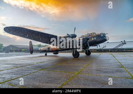 Avro Lancaster juste Jane dans la pluie pendant le vol commémoratif de la bataille de Grande-Bretagne commémorant le 80th anniversaire de l'opération chastaise, Lincolnshi Banque D'Images