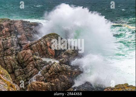 Wild Sea au large de la côte nord de l'Écosse près de Durness dans Sutherland Banque D'Images