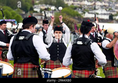 Batteur féminin qui garde le rythme avec le Milngavie Pipe Band tout en jouant à Gourock Highland Games, Inverclyde, Écosse, Royaume-Uni Banque D'Images