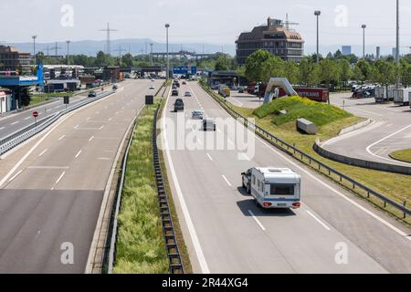 Weil am Rhein, Allemagne. 26th mai 2023. Les voitures et les autocaravanes se dirigent vers le poste frontalier germano-suisse. Selon l'ADAC, on peut s'attendre à un trafic touristique important dès vendredi après-midi pour le week-end de Whitsun. Credit: Philipp von Ditfurth/dpa/Alay Live News Banque D'Images