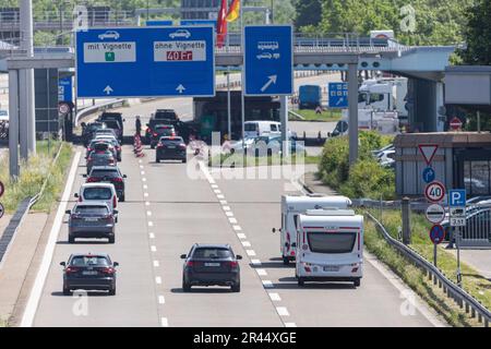 Weil am Rhein, Allemagne. 26th mai 2023. Les voitures et les autocaravanes se dirigent vers le poste frontalier germano-suisse. Selon l'ADAC, on peut s'attendre à un trafic touristique important dès vendredi après-midi pour le week-end de Whitsun. Credit: Philipp von Ditfurth/dpa/Alay Live News Banque D'Images