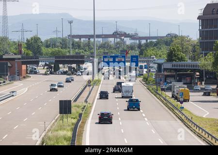 Weil am Rhein, Allemagne. 26th mai 2023. Les voitures et les autocaravanes se dirigent vers le poste frontalier germano-suisse. Selon l'ADAC, on peut s'attendre à un trafic touristique important dès vendredi après-midi pour le week-end de Whitsun. Credit: Philipp von Ditfurth/dpa/Alay Live News Banque D'Images