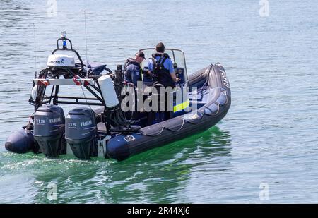 Glandore Harbour, West Cork, Irlande. Vendredi 26th mai 2023 les membres de l'unité d'eau de Garde qui sortent de Glandore Harbour cet après-midi pour poursuivre la recherche des femmes disparues depuis mardi dans la région de long Strand. Cette unité est venue de Dublin pour ajouter aux actifs déjà à la recherche de la mer dans cette région. Credit aphperspective/Alamy Live News Banque D'Images