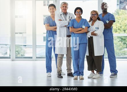 Portrait, médecins et équipe d'infirmières aux bras croisés debout à l'hôpital. Visage, confiant et professionnels médicaux, chirurgiens ou groupe Banque D'Images