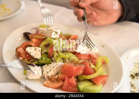 Gros plan d'une salade géek, plat méditerranéen, taverne. Mise au point douce Banque D'Images