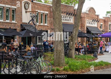 Les gens apprécient une belle journée de printemps au marché de Plant Street dans le jardin d'hiver du centre-ville historique, en Floride. (ÉTATS-UNIS) Banque D'Images