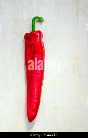 Couleurs vibrantes des poivrons rouges : une belle photo studio pour égayer votre cuisine Banque D'Images