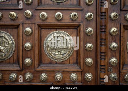 Détail des incrustations métalliques et des motifs de la belle porte en bois de la captaincy générale de barcelone Banque D'Images