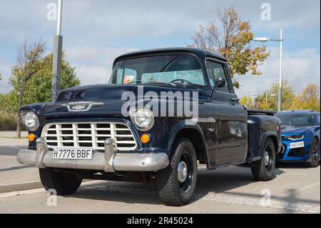 Vue frontale d'un vieux pick-up américain, c'est un Chevrolet 3100 noir dans la rue Banque D'Images