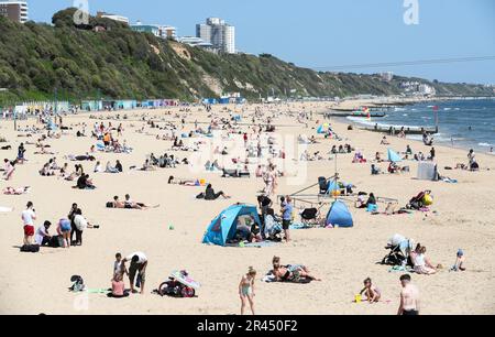 Bournemouth, Royaume-Uni. 26th mai 2023. Les gens se sont emparé de la plage de Bournemouth, Dorset avant le week-end de vacances de la rive du printemps avec des prévisions météorologiques chaudes et ensoleillées. Credit: Richard Crease/Alay Live News Banque D'Images