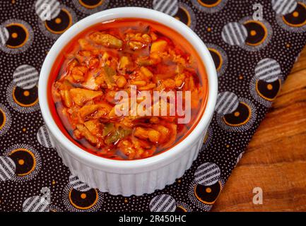 Atchar traditionnel de mangue sud-africaine ou Achar sur tissu imprimé africain avec pelle Banque D'Images