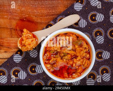 Atchar traditionnel de mangue sud-africaine ou Achar sur tissu imprimé africain avec pelle Banque D'Images