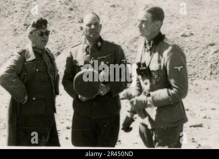 Gunter Alquen (Leibstandarte Adolf Hitler, Grèce 1941), un photographe SS, a documenté les atrocités nazies en Grèce pendant la Seconde Guerre mondiale Sa lentille a capturé l'horreur et les souffrances infligées à des civils innocents et des combattants de la résistance. Images de Sepp Dietrich, accompagné d'officiers, capturées dans des photographies aux côtés des soldats, des soldats et des civils grecs, de la campagne grecque, des bâtiments, des opérations de ponton. De nombreux véhicules portant des symboles tactiques, ainsi que les séquelles de la destruction : bâtiments, véhicules, équipement détruits. Tirs d'artillerie et scènes représentant un pays déchiré par la guerre Banque D'Images