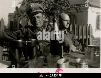 Gunter Alquen (Leibstandarte Adolf Hitler, Grèce 1941), un photographe SS, a documenté les atrocités nazies en Grèce pendant la Seconde Guerre mondiale Sa lentille a capturé l'horreur et les souffrances infligées à des civils innocents et des combattants de la résistance. Images de Sepp Dietrich, accompagné d'officiers, capturées dans des photographies aux côtés des soldats, des soldats et des civils grecs, de la campagne grecque, des bâtiments, des opérations de ponton. De nombreux véhicules portant des symboles tactiques, ainsi que les séquelles de la destruction : bâtiments, véhicules, équipement détruits. Tirs d'artillerie et scènes représentant un pays déchiré par la guerre Banque D'Images