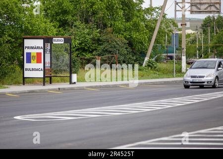 Bulboaca, Moldavie - 25 mai 2023: Arrêt de bus à l'entrée du village de Bulboaca Banque D'Images