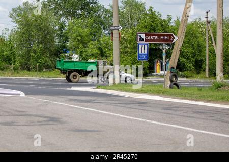 Bulboaca, Moldavie - 25 mai 2023: Panneau "Castel MIMI" à l'entrée du village de Bulboaca Banque D'Images