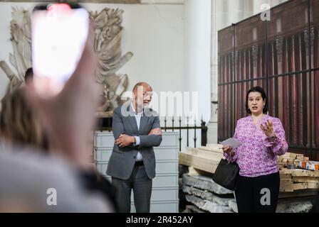 AMSTERDAM - Alderman Rutger Groot Wassink et directeur de Nieuwe Kerk Annabelle Birnie ont été trouvés pendant l'enquête archéologique dans le Nieuwe Kerk. En raison de la restauration de huit colonnes du bâtiment monumental de la place du Dam, les archéologues auront l'occasion d'étudier le terrain autour de l'église dans la période à venir. ANP EVA PLEVIER pays-bas sortie - belgique sortie Banque D'Images