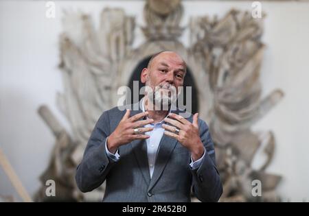 AMSTERDAM - Alderman Rutger Groot Wassink a été trouvé pendant l'enquête archéologique dans le Nieuwe Kerk. En raison de la restauration de huit colonnes du bâtiment monumental de la place du Dam, les archéologues auront l'occasion d'étudier le terrain autour de l'église dans la période à venir. ANP EVA PLEVIER pays-bas sortie - belgique sortie Banque D'Images