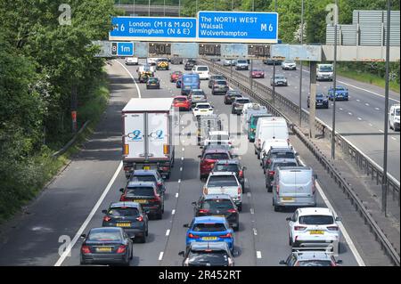 M5 autoroute, West Bromwich, Birmingham 26th mai 2023 - Spring Bank Holiday Travellers ont pris les routes comme la banque vacances escapade commence. Les véhicules ont voyagé vers le nord à la sortie 1 de l'autoroute M5 près de la M6 qui sépare le nord et le sud. Beaucoup de ceux bloqués dans la circulation lente étaient de tirer des caravanes ou de transporter divers équipements d'aventure en extérieur. C'est le dernier des trois week-ends des fêtes publiques qui ont honoré le mois de mai. La montée des températures a permis à ceux qui avaient réservé des vacances de bénéficier d'un temps magnifique. Crédit: Stop Press Media / Alamy Live News Banque D'Images