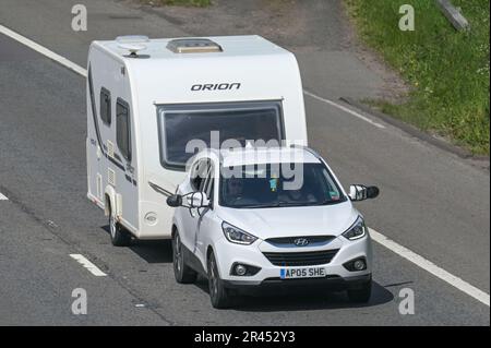 M5 autoroute, West Bromwich, Birmingham 26th mai 2023 - Spring Bank Holiday Travellers ont pris les routes comme la banque vacances escapade commence. Les véhicules ont voyagé vers le nord à la sortie 1 de l'autoroute M5 près de la M6 qui sépare le nord et le sud. Beaucoup de ceux bloqués dans la circulation lente étaient de tirer des caravanes ou de transporter divers équipements d'aventure en extérieur. C'est le dernier des trois week-ends des fêtes publiques qui ont honoré le mois de mai. La montée des températures a permis à ceux qui avaient réservé des vacances de bénéficier d'un temps magnifique. Crédit: Stop Press Media / Alamy Live News Banque D'Images