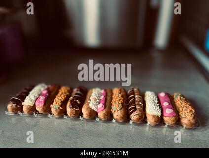 Un gros plan d'un ensemble de pâtisseries colorées de Noël avec des noix Banque D'Images