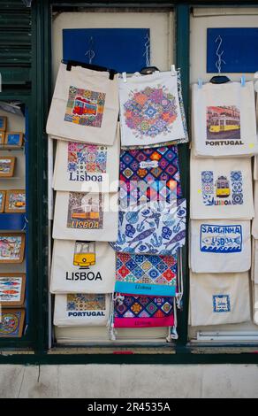 Sacs shopping en toile colorée à vendre à Lisbonne Banque D'Images