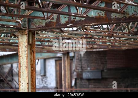 Gros plan d'un mur d'usine avec de la rouille et de la saleté recouvrant la surface du porte-à-faux et du mur en métal Banque D'Images